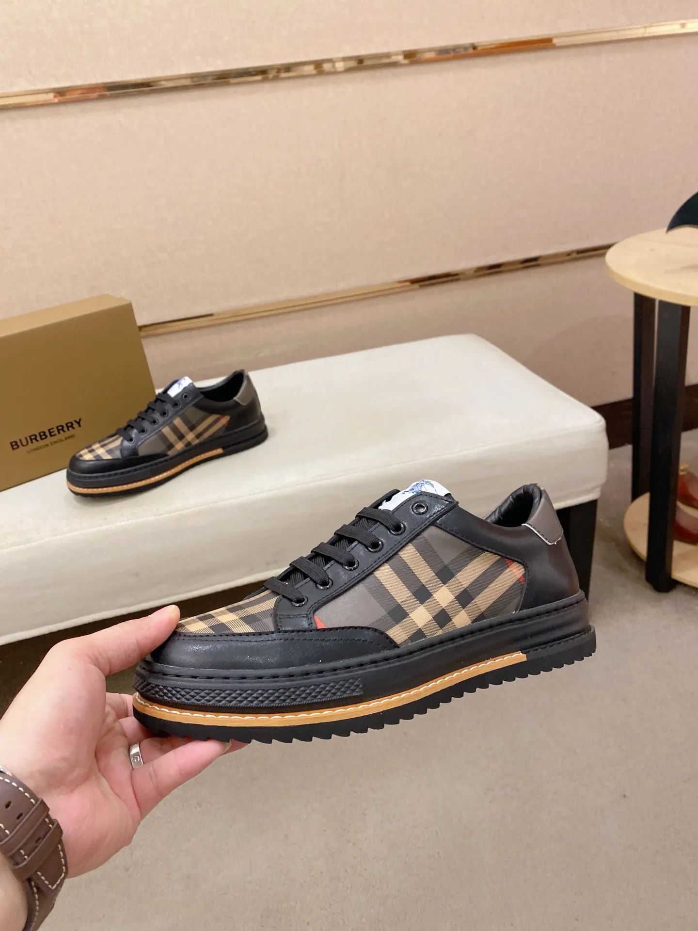 Men's shoes 💰: 420💰🇮🇹🇮🇹BURBERRY's top purchasing agents are available simultaneously at the counter. 🔍🔍On sale at the same time. Positive code number: 38-44 Italian imported first-layer cowhide with fabric. Fully imported sheepskin lining, sole: the original sole is specially provided by the original factory, the exclusive movable molded sole is super comfortable, the original factory follows the order, 🔍🔍high quality, you can go in and out of the counter at will, welcome to compare. Can be customized. 45 non-refundable